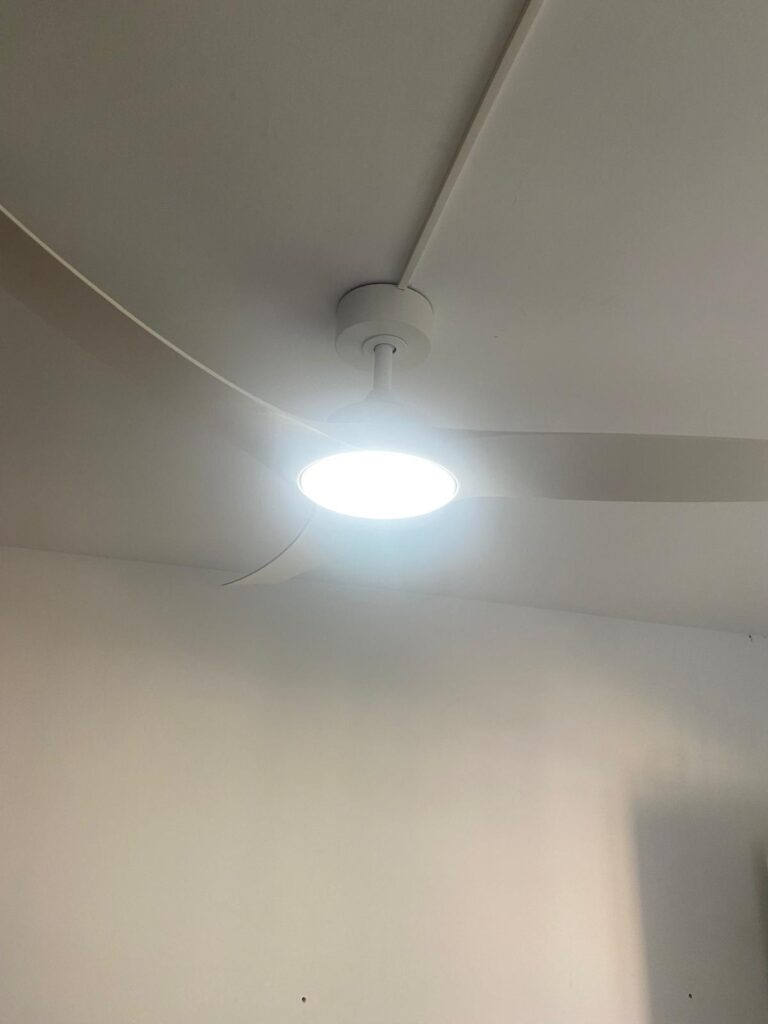 Instalación de ventilador con iluminación